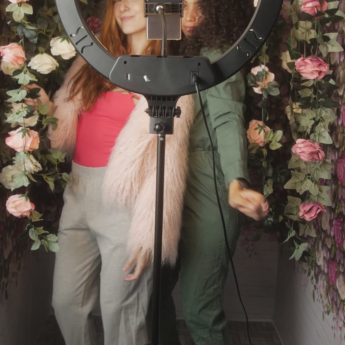Kreator merekam video TikTok dengan ring light